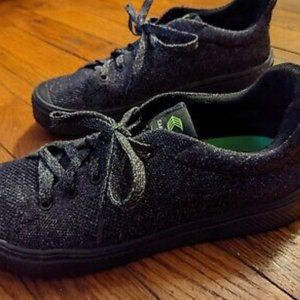 Cariuma sneakers women size 9, black/gray new